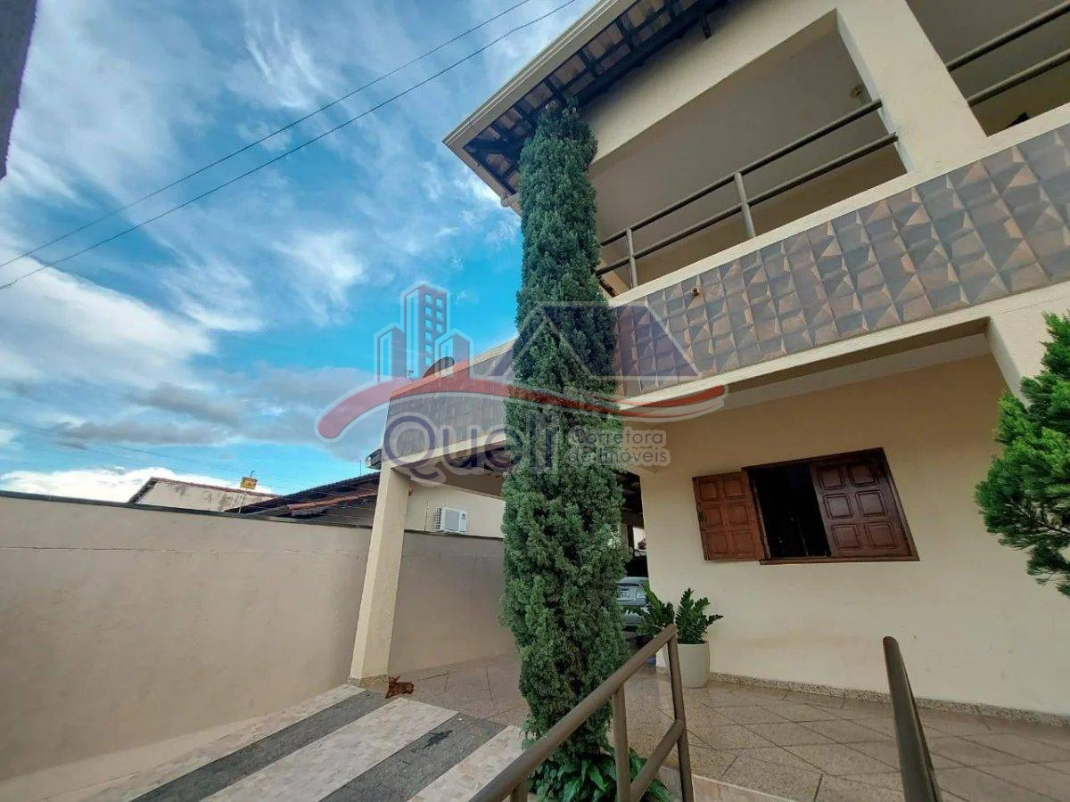 Sobrado à venda, com 4 quartos, no bairro Estância Itanhangá, em Caldas Novas(GO) - Queli Gomes de Oliveira